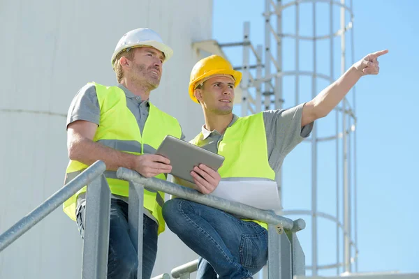 Pracownicy Miejscu Trzymający Tabletkę Skierowaną Odległość — Zdjęcie stockowe