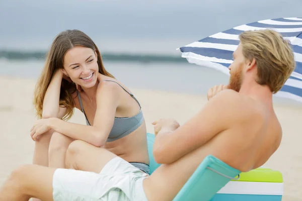 Junges Paar Saß Lachend Strand — Stockfoto