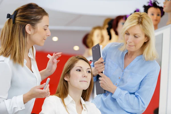 Teacher Helping Students Training Become Hairdressers — Stock Photo, Image