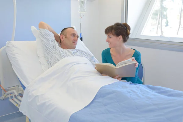 Meglátogatni Egy Szerelmest Kórházban — Stock Fotó