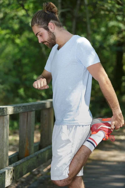 Joven Fitness Hombre Corredor Estirar Piernas Antes Correr —  Fotos de Stock