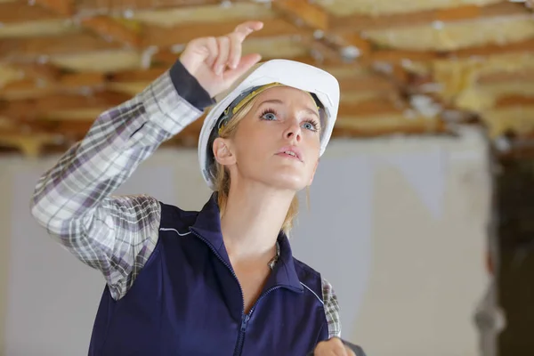 Young Woman Engineer Contractor Pointing Upward Renovation Property — Stock Photo, Image