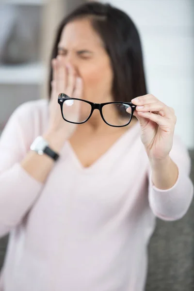 Kadın Gözlüğünü Tutuyor Esniyor — Stok fotoğraf