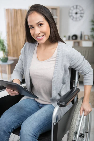 タブレット付きの車椅子の幸せな女性が — ストック写真