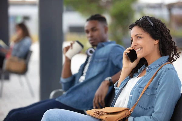 Şehirdeki Kadın Otobüs Durağında Cep Telefonuyla Konuşuyor — Stok fotoğraf