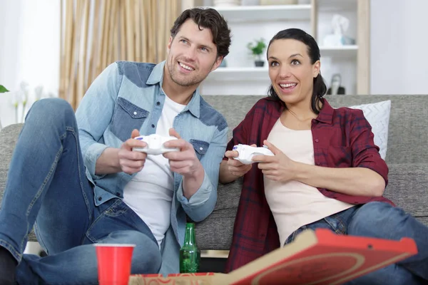 Genç Çift Eğleniyor Evde Video Oyunu Oynarken — Stok fotoğraf