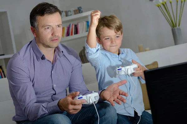 Vater Und Sohn Spielen Videospiel — Stockfoto