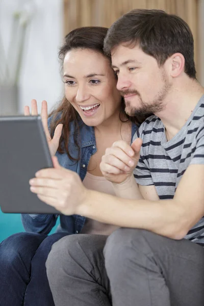 Ζευγάρι Χαιρετώντας Κατά Διάρκεια Της Συνομιλίας Βίντεο Στο Tablet — Φωτογραφία Αρχείου