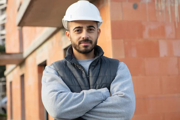 Construtor Atraente Confiante Com Protetor Capacete Posando — Fotografia de Stock