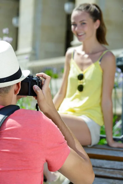 Turista Tirar Foto Com Telefone Celular Sua Namorada — Fotografia de Stock