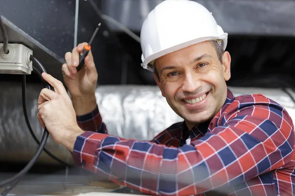 修理太阳能板电缆的男性工程师 — 图库照片
