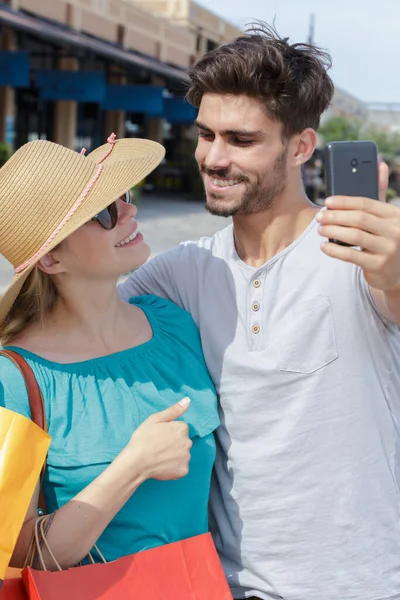 Pareja Tomando Selfie Mientras Fuera Compras —  Fotos de Stock
