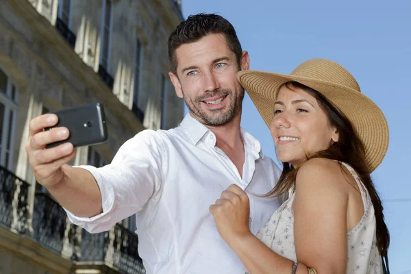 Couple Prendre Selfie Dans Rue — Photo