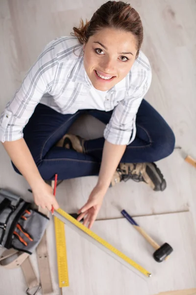 Young Beautiful Woman Assembling Furniture Home Measuring — Stock Photo, Image