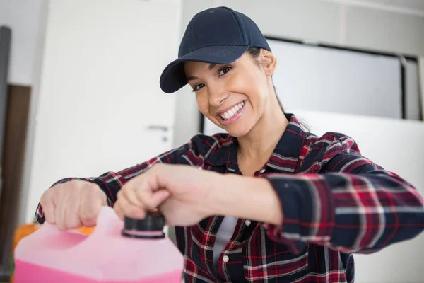 清掃容器を開ける若い幸せな女性 — ストック写真
