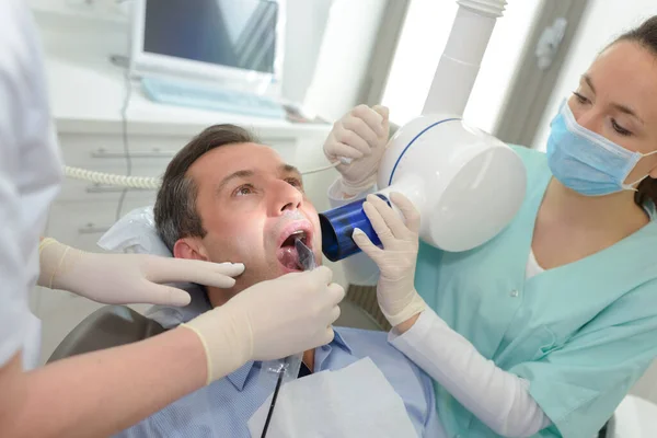 Dentista Tomando Rayos Los Dientes Los Pacientes —  Fotos de Stock