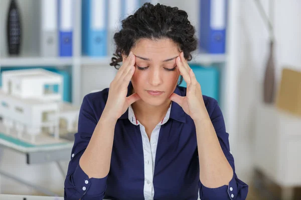 Porträt Einer Geschäftsfrau Mit Kopfschmerzen — Stockfoto
