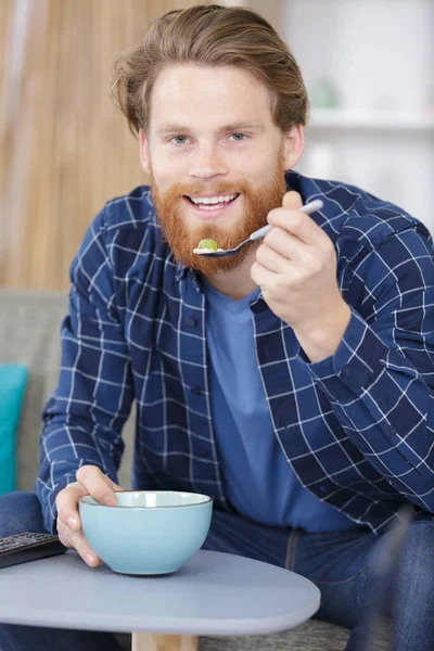 Portret Szczęśliwego Młodzieńca Jedzącego Śniadanie — Zdjęcie stockowe