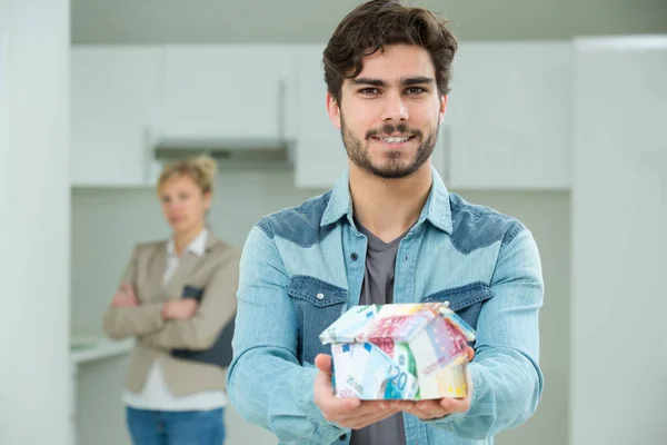 Man Met Huismodel Gemaakt Met Bankbiljetten — Stockfoto