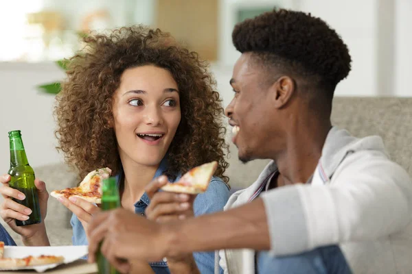 Filmi Izlerken Bira Ile Pizza Yemek Şaşırmış Mutlu Aile — Stok fotoğraf