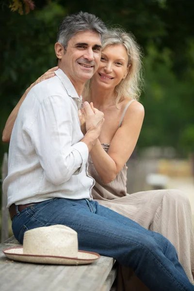 Senioren Fröhliches Paar Sitzt Auf Einer Bank Einem Park — Stockfoto