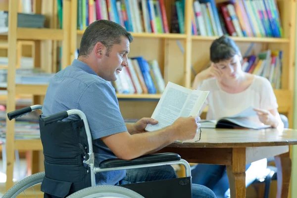 Studentin Rollstuhl Bibliothek — Stockfoto