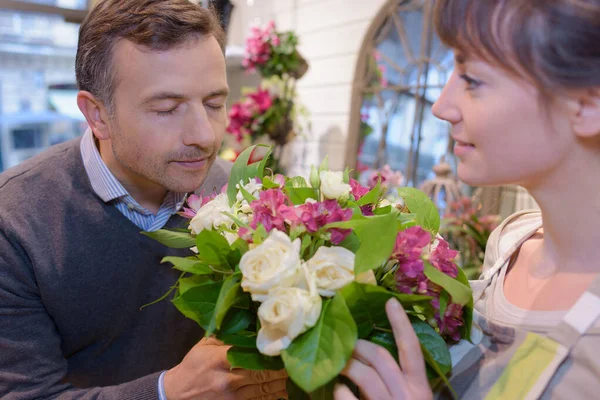お花屋さんとで男性客の臭いがする花の花束を格納します — ストック写真