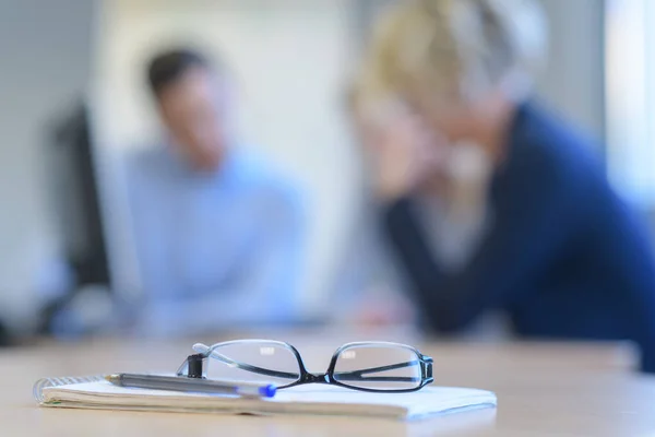 Nahaufnahme Von Brillen Notizblock Und Schreibstift Büroangestellten Hintergrund — Stockfoto