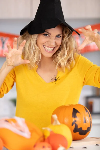 Speelse Vrouw Poseren Halloween — Stockfoto