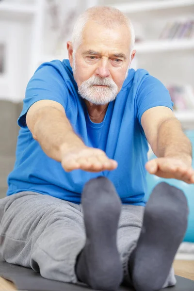 Старший Фитнес Человек Разогревает Тренировки Помещении — стоковое фото