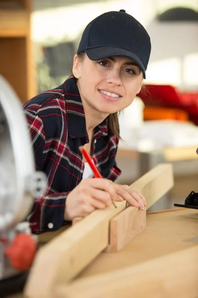 Feminino Carpinteiro Marcação Madeira Com Lápis Oficina — Fotografia de Stock