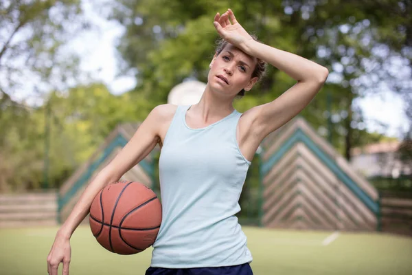 Dívka Basketbalem Parku Zbytek Úsilí — Stock fotografie
