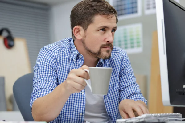 Mann Mit Tasse Kaffee Sitzt Schreibtisch — Stockfoto