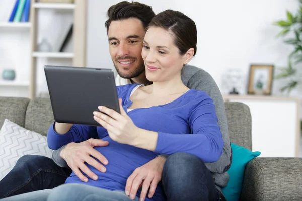Para Kobiet Ciąży Mąż Patrząc Tabletka — Zdjęcie stockowe