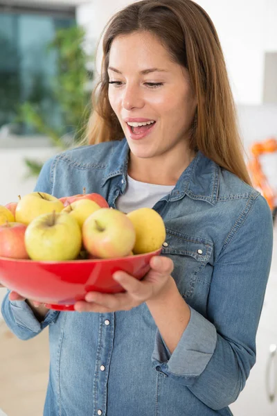 Ευτυχισμένη Γυναίκα Κρατώντας Φρέσκα Μήλα Στην Κουζίνα — Φωτογραφία Αρχείου