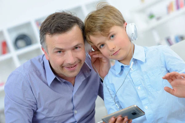 Padre Está Escuchando Auriculares Para Niños — Foto de Stock