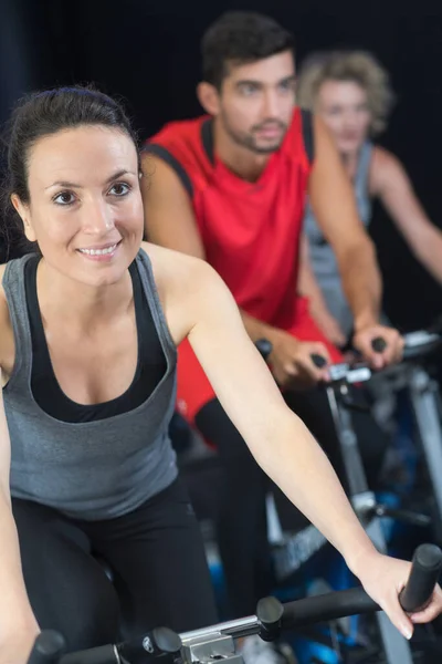 Nsanlar Egzersiz Için Sabit Bisiklete Biniyorlar — Stok fotoğraf