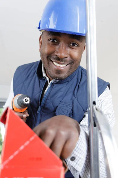 Porträtt Lycklig Man Uniform Arbetar Med Elektrisk Skruvmejsel — Stockfoto