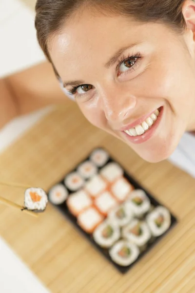 Mulher Bonita Com Rolo Sushi Casa — Fotografia de Stock