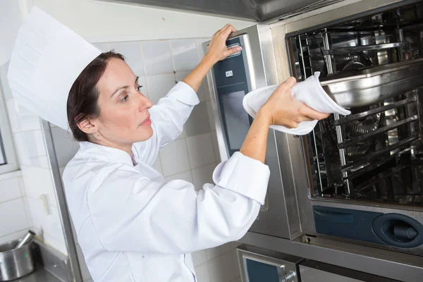 Mooie Vrouwelijke Chef Kok Werken Met Oven — Stockfoto