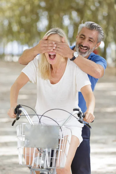 Aktive Senioren Mit Dem Fahrrad — Stockfoto