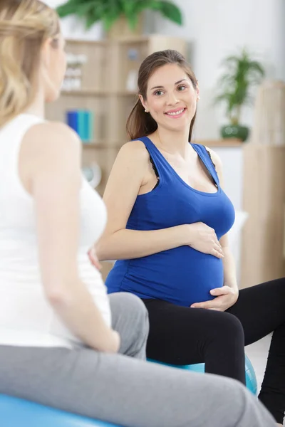 Δύο Ευτυχισμένη Έγκυες Γυναίκες Που Κάθεται Στο Μπάλες Στο Γυμναστήριο — Φωτογραφία Αρχείου