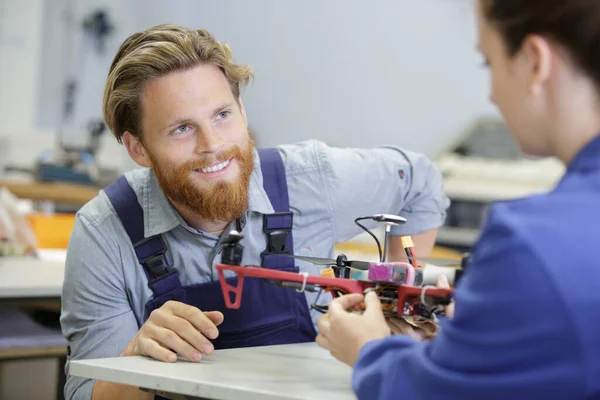 Männer Arbeiten Gemeinsam Einer Drohnenfabrik — Stockfoto