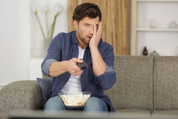 Ein Besorgter Mann Der Popcorn Isst — Stockfoto