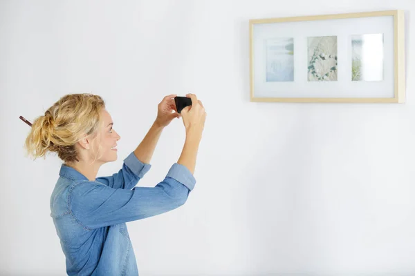 Fashionable Woman Taking Picture Display Paintings — Stock Photo, Image