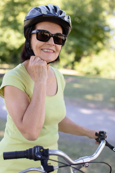 Närbild Porträtt Äldre Kvinna Cykel — Stockfoto