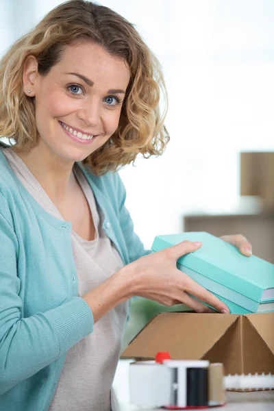 Aantrekkelijke Jonge Vrouw Verpakking Boeken Kartonnen Doos — Stockfoto