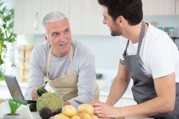 Figlio Adulto Con Suo Padre Anzianocucina Cucina — Foto Stock