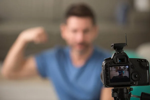 Ernstige Vlogger Oefening Voorhanden Camera — Stockfoto
