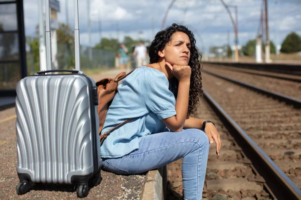 Uttråkad Kvinna Väntar Tåget — Stockfoto